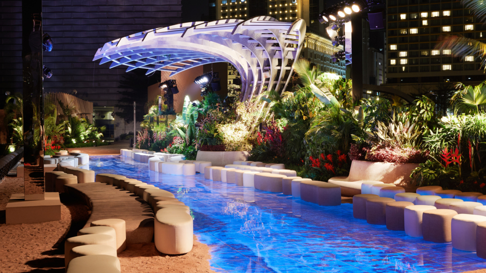 座位區鋪滿細沙，LED螢幕放映著海浪的影片，彷彿讓模特兒們在沙灘上走秀