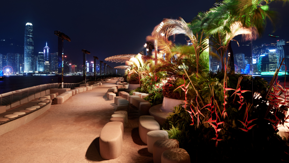 鄰近維多利亞港的星光大道在Louis Vuitton團隊的設計下，化身滿溢著熱帶風情的海灘