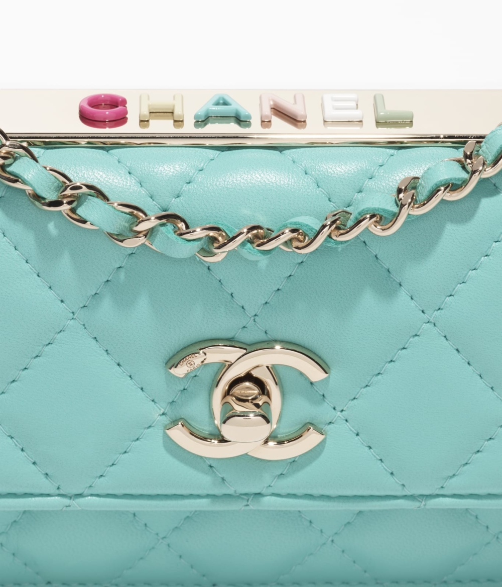 搭配金色&亮面金屬的元素。