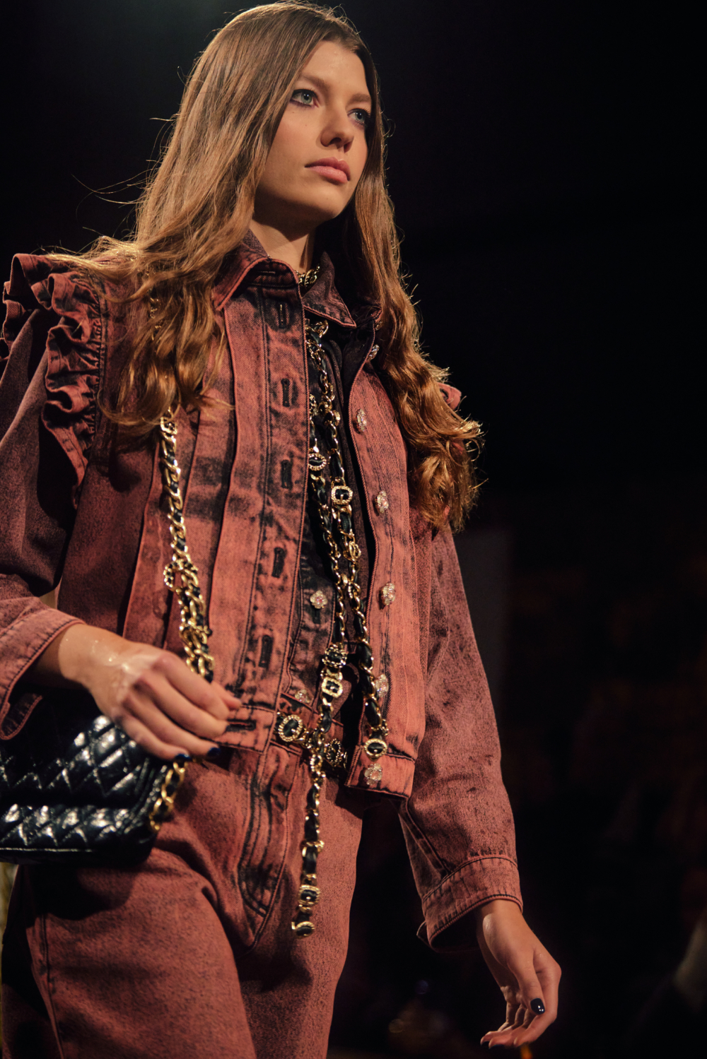 長方形的肩背包。