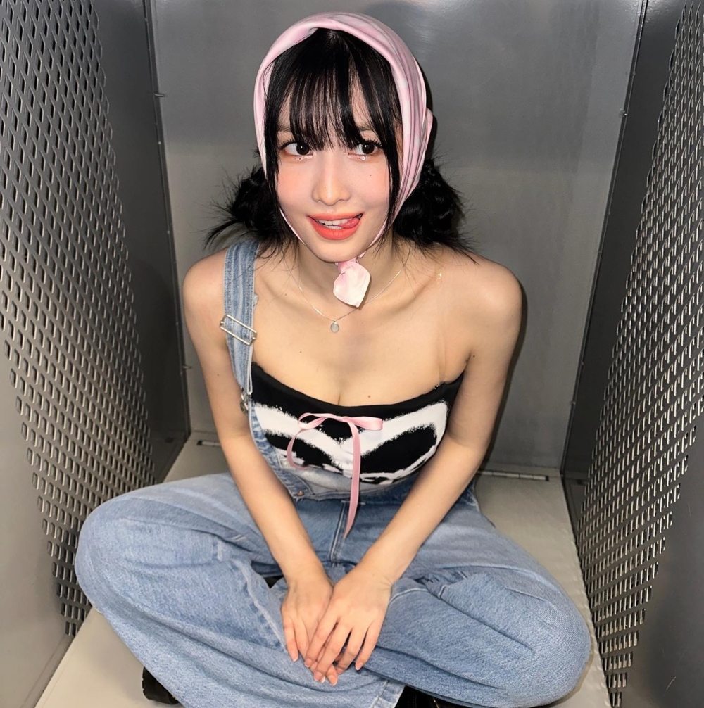 韓國女團成員MoMo在演唱會上也戴上了粉色頭巾的造型