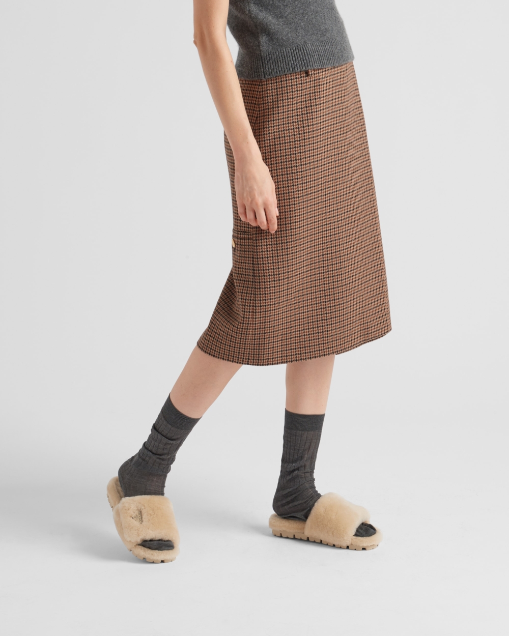 身為Prada的拖鞋當然少不了品牌經典的「塗琺瑯金屬三角形徽標」