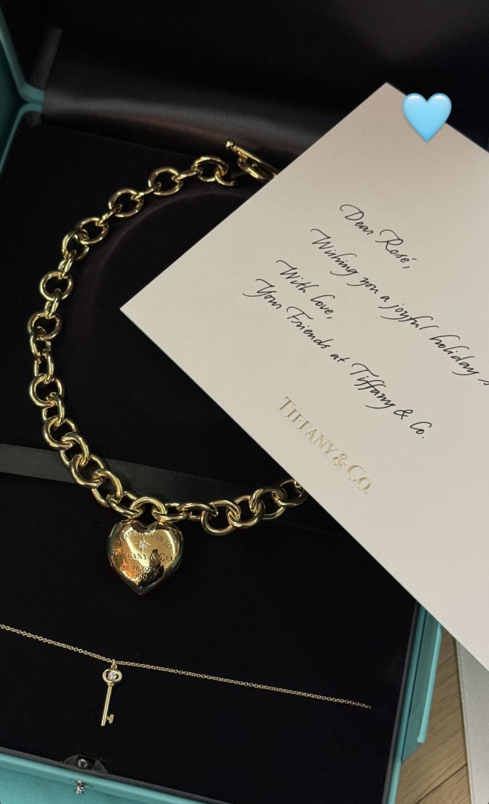 Tiffany & Co.更送給Rosé新款Return to Tiffany®愛心項鍊的特別款