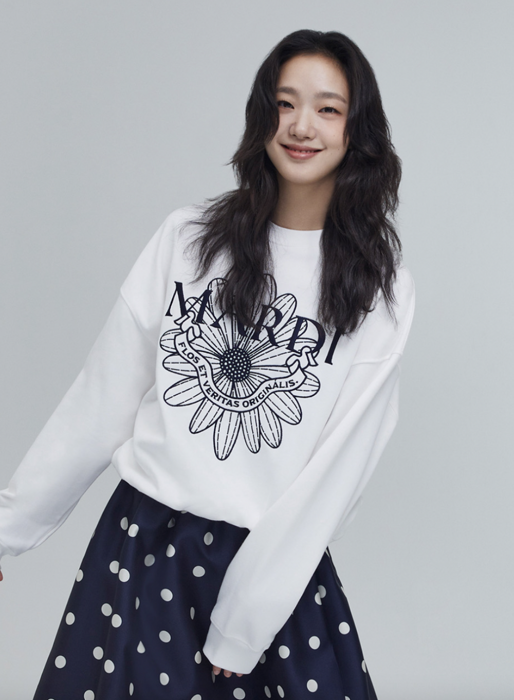 白色FLOWERMARDI ALUMNI刺繡衛衣。