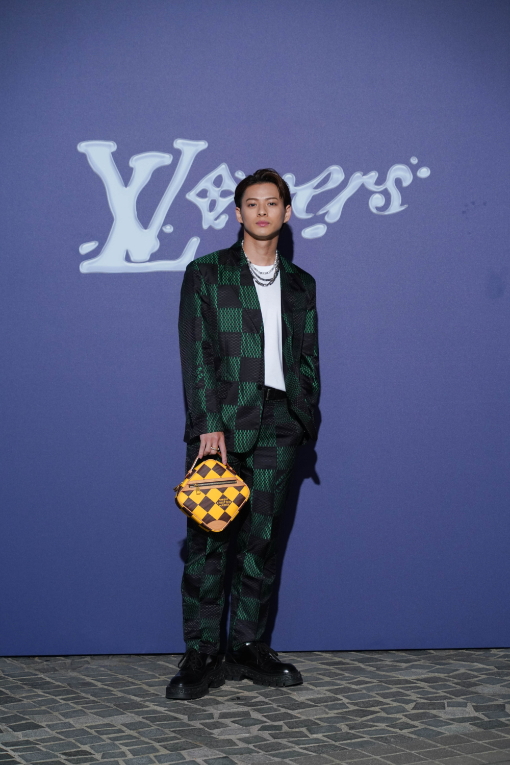 日本男團成員平野紫耀身穿綠黑色格紋套裝