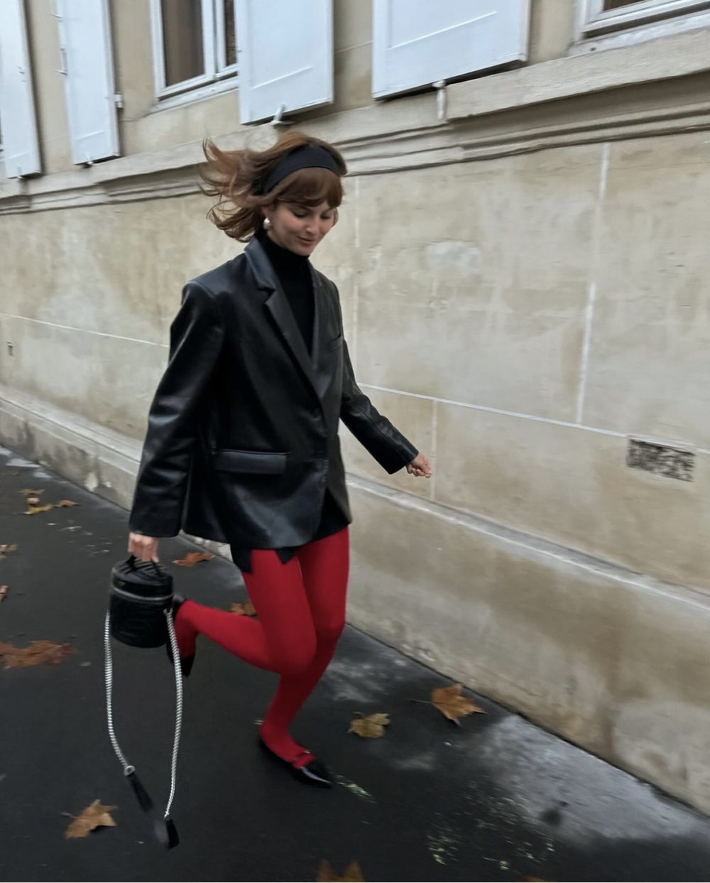 皮質西裝外套給予一股帥氣的印象。