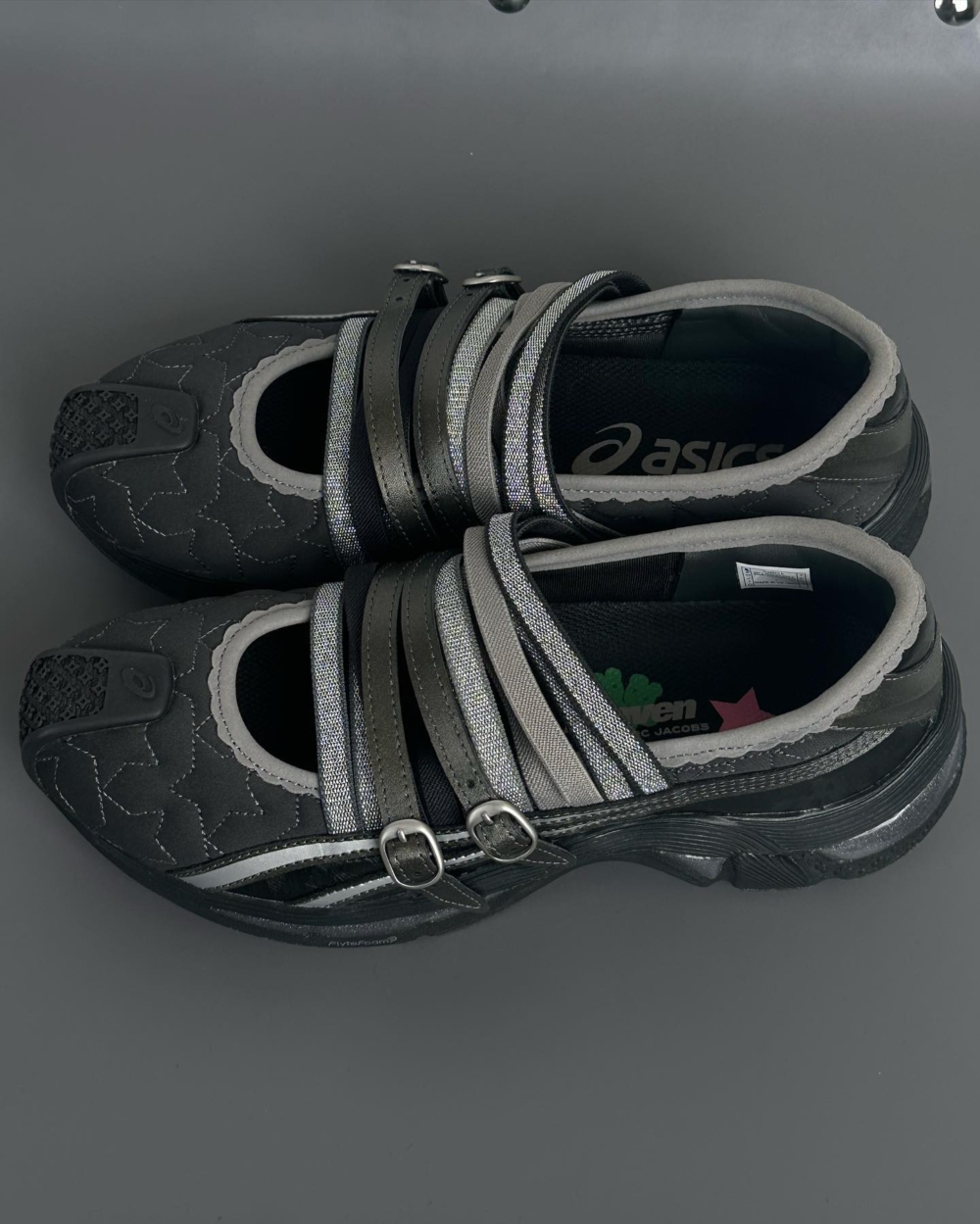 灰色的鞋款以低筒惡Mary Jan鞋為主題