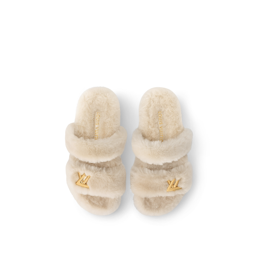 採用毛絨的羊毛皮製造，綴有兩條搭帶