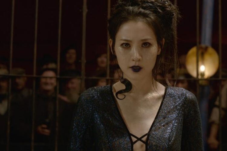 金秀賢宛如蛇一般的表演身段也讓她聲名大噪