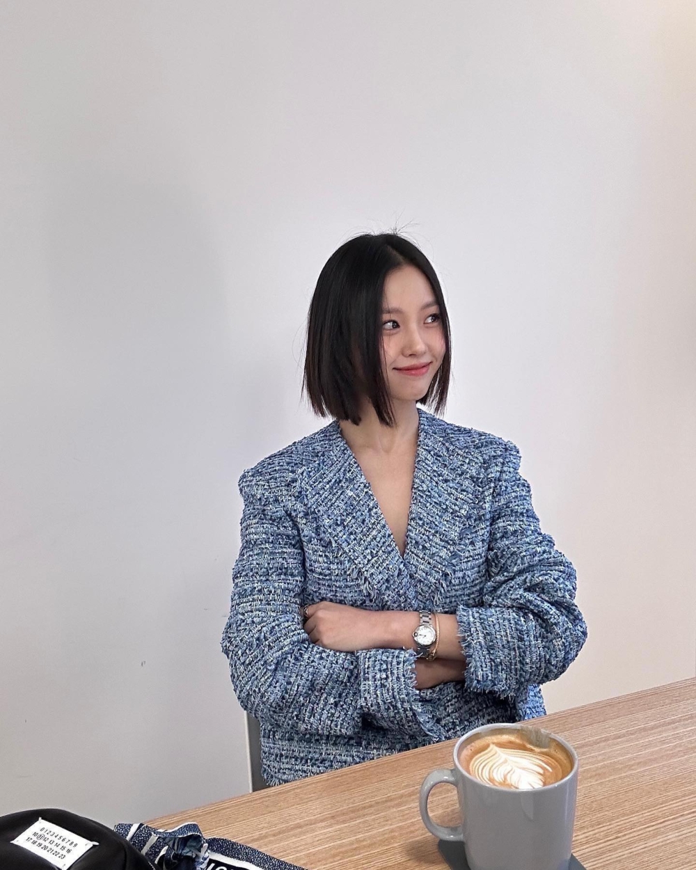 藍色粗針織款式也相當百搭