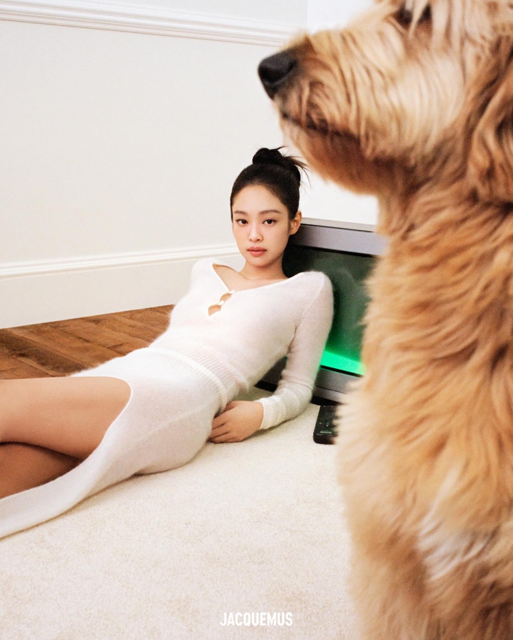 性感慵懶的Jennie與狗狗的合照