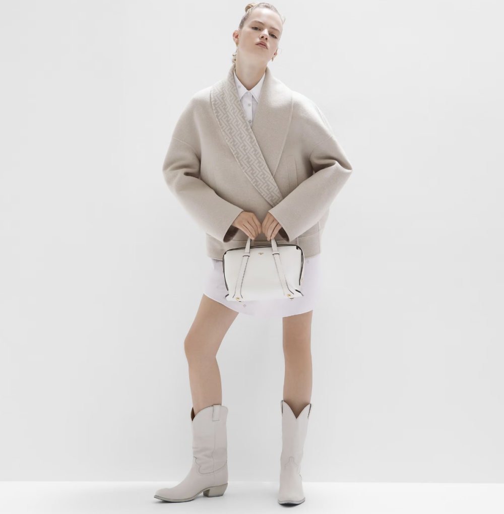 品牌中的白色款式也是非常經典又百搭。