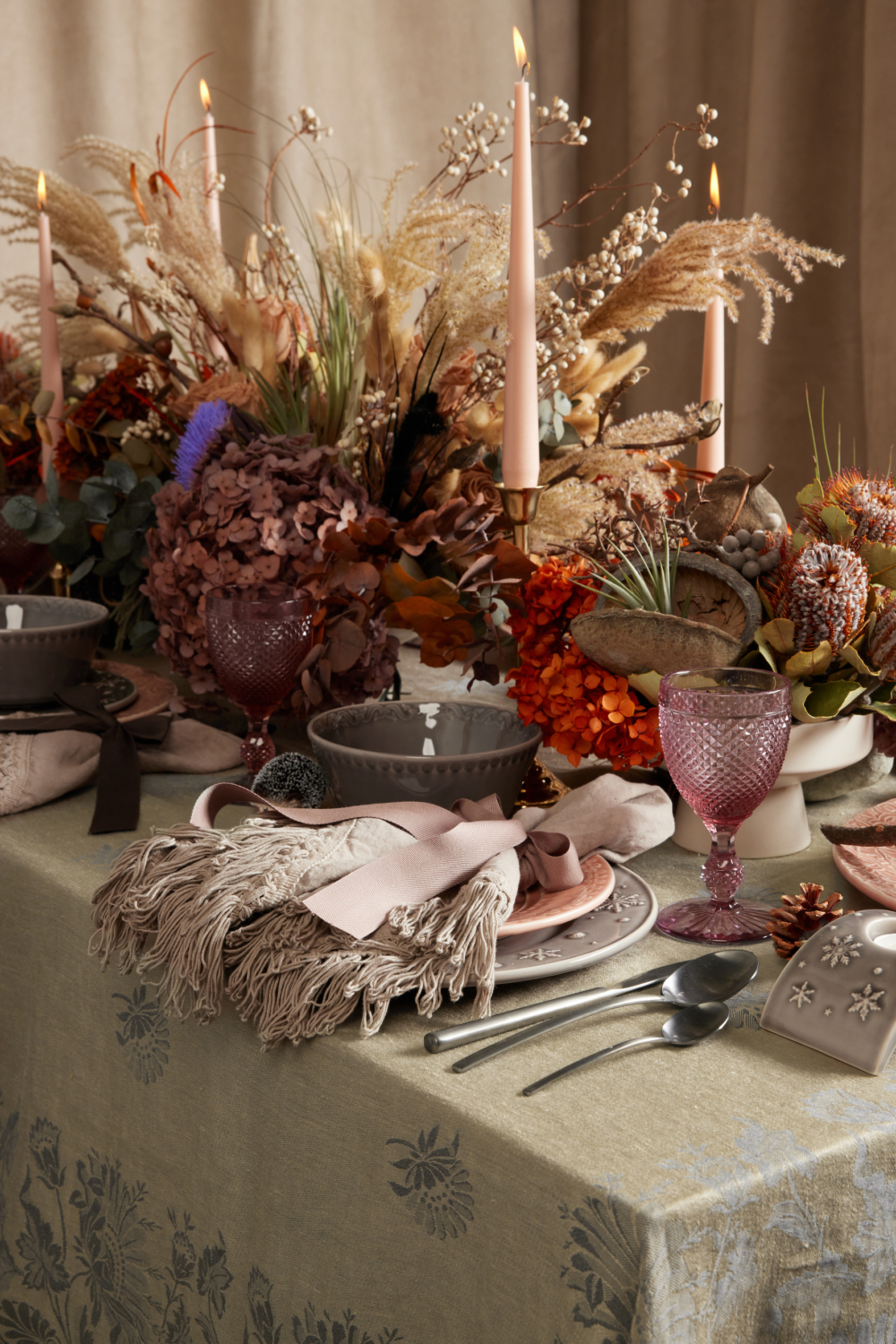 以唯美的花禮點綴在餐桌上。