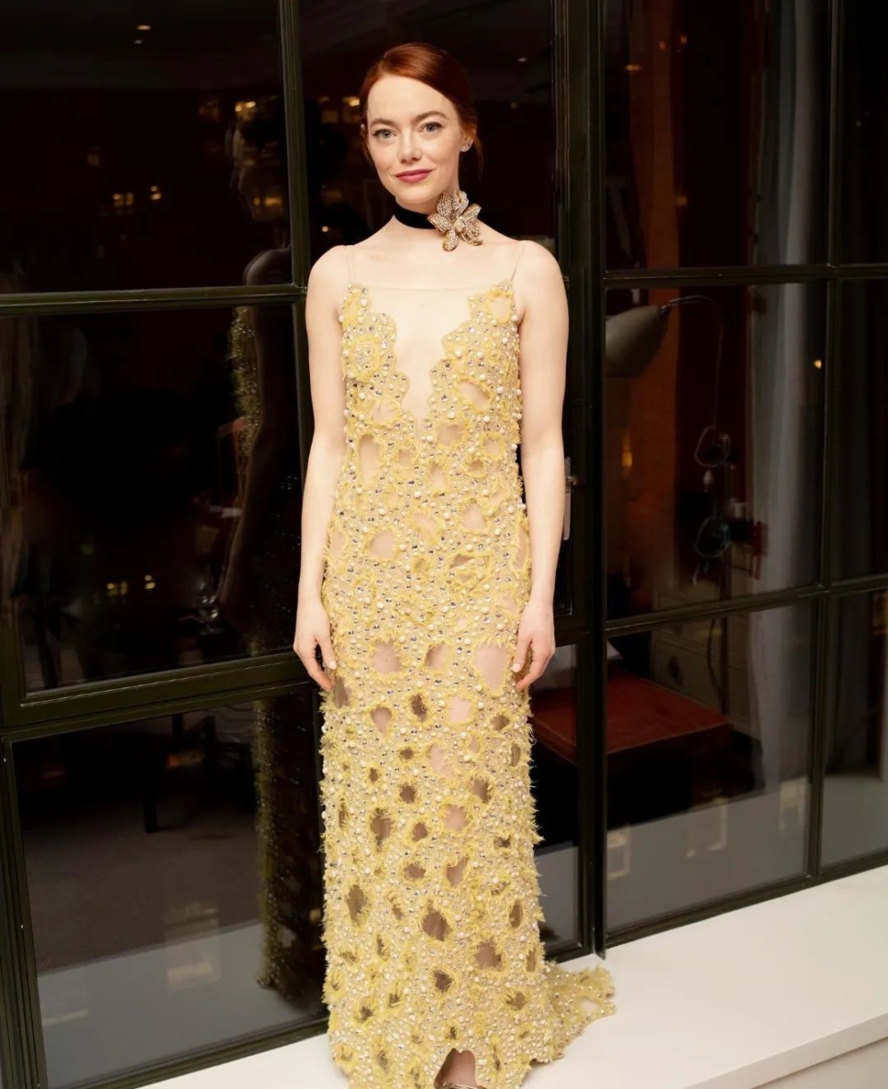 Louis Vuitton鑲有水鑽以及珍珠母貝交織而成的半透明黃色蕾絲禮服