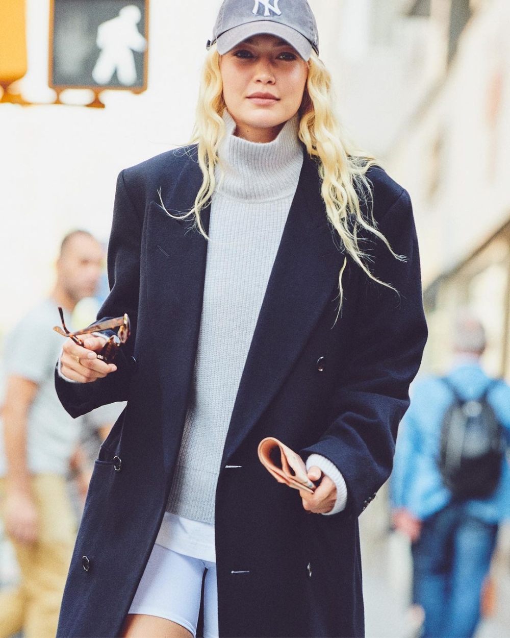 Gigi Hadid在造型中加入棒球帽。