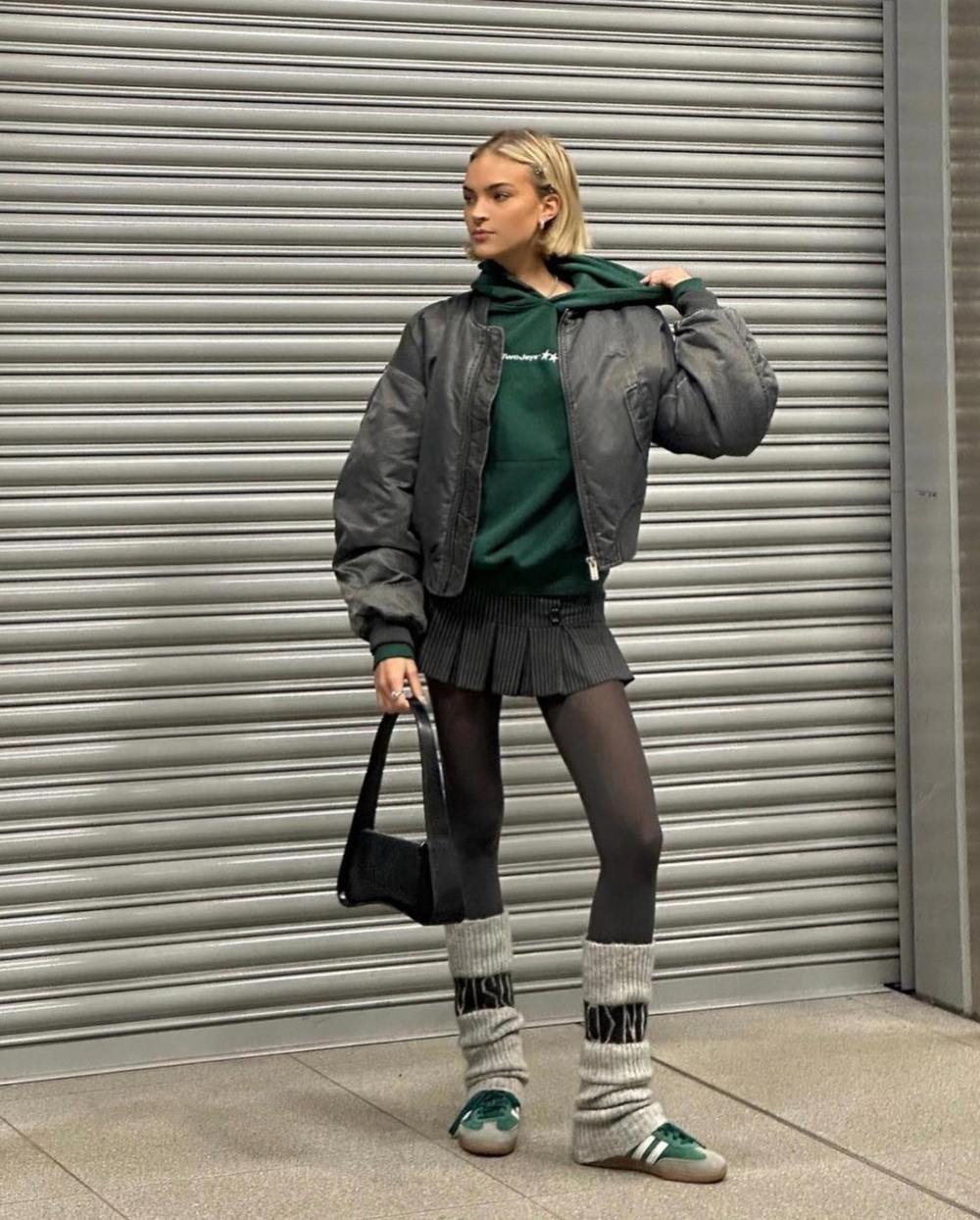 可從內斂的黑色、深灰色堆腿襪下手，成為街頭新趨勢