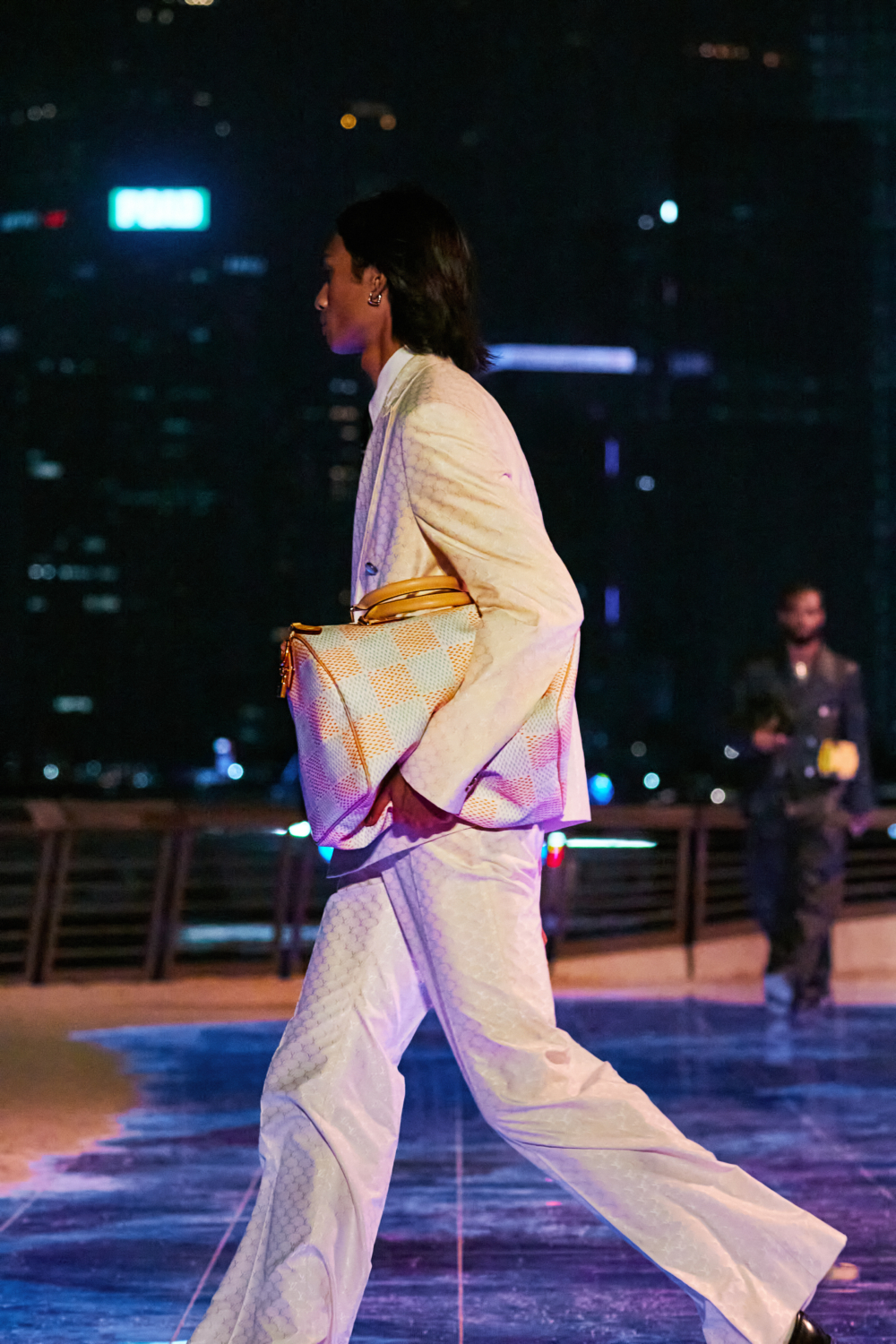 手袋捕捉海島上的夏日微風