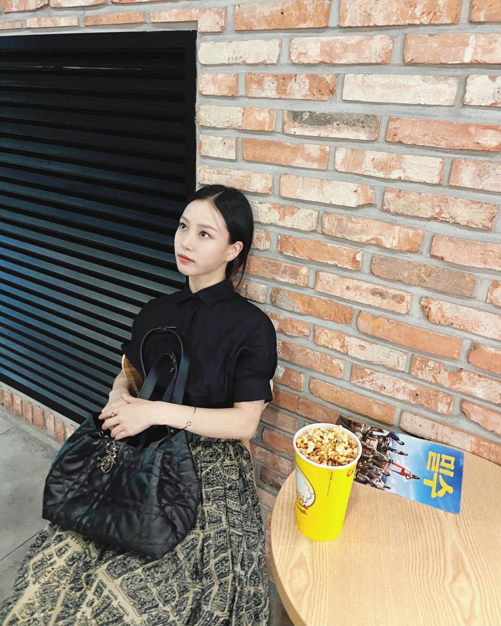 在高旻示的穿搭中,長裙的出鏡率也相當的高