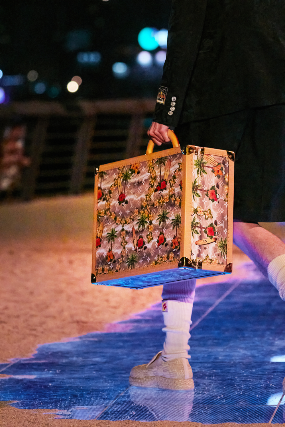 Trunk硬箱印滿度假元素