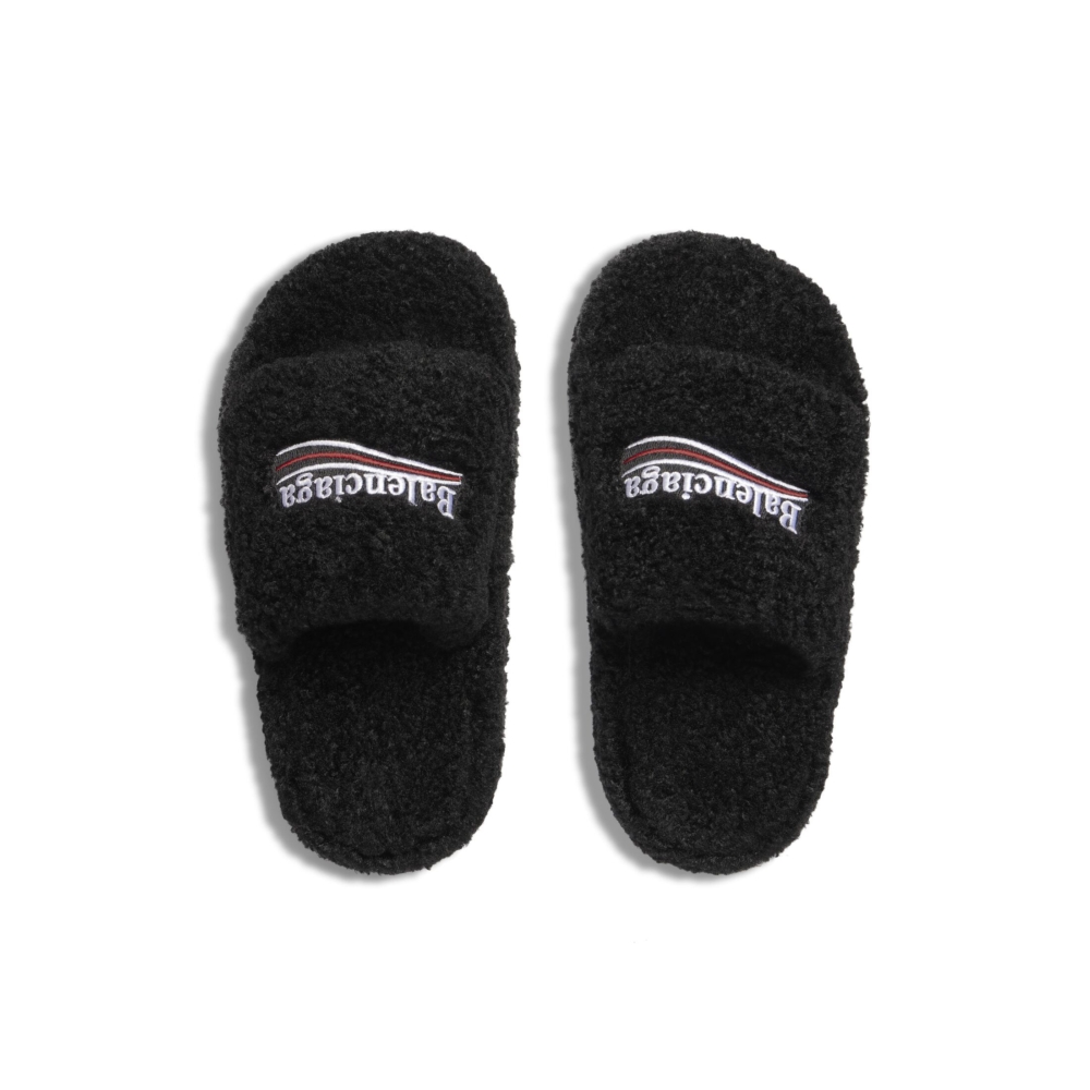 搭配長褲露出一小節黑底拖鞋，是當作點綴的加分單品