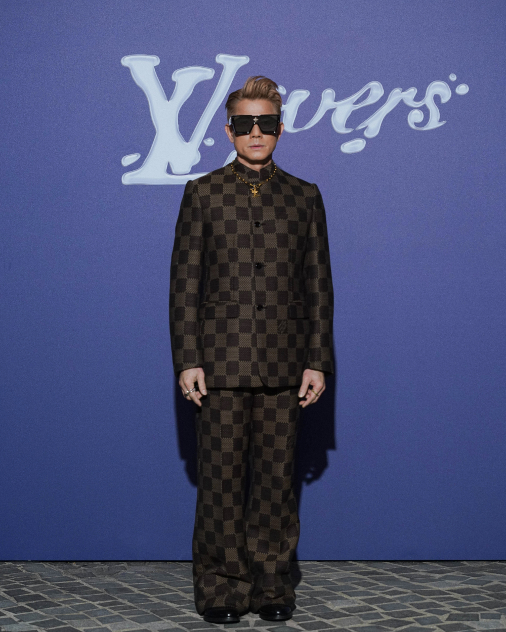 亞洲舞王郭富城，戴上帥氣的墨鏡，一身棕色格紋套裝現身