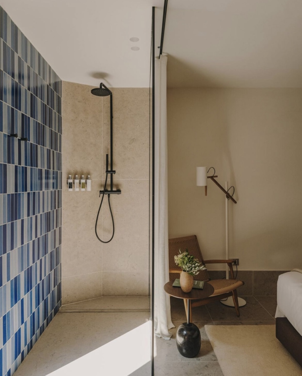 溫暖舒適的光線和天然材料形成鮮明的對比。