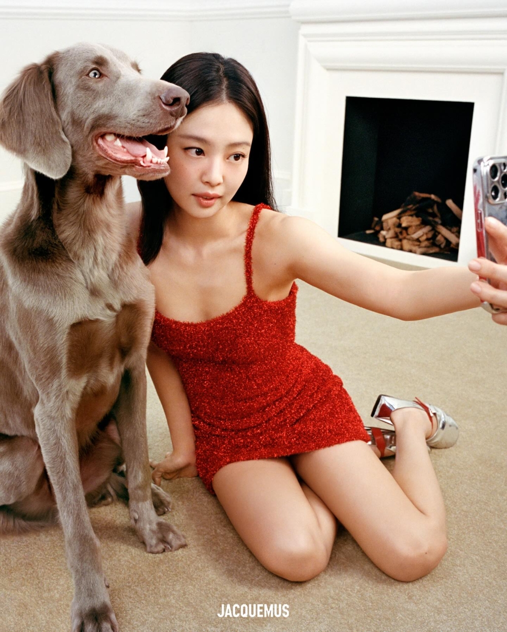 Jennie這回擔任節日系列廣告主角,一連換上多套Jacquemus衣著