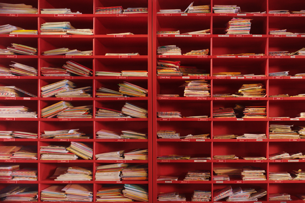 每天都會收到來自世界各地兒童和成人的超過30,000封信。