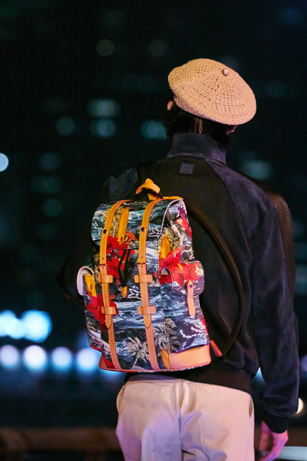 後背包換上藍色牛仔材質以及繁複的海島印花