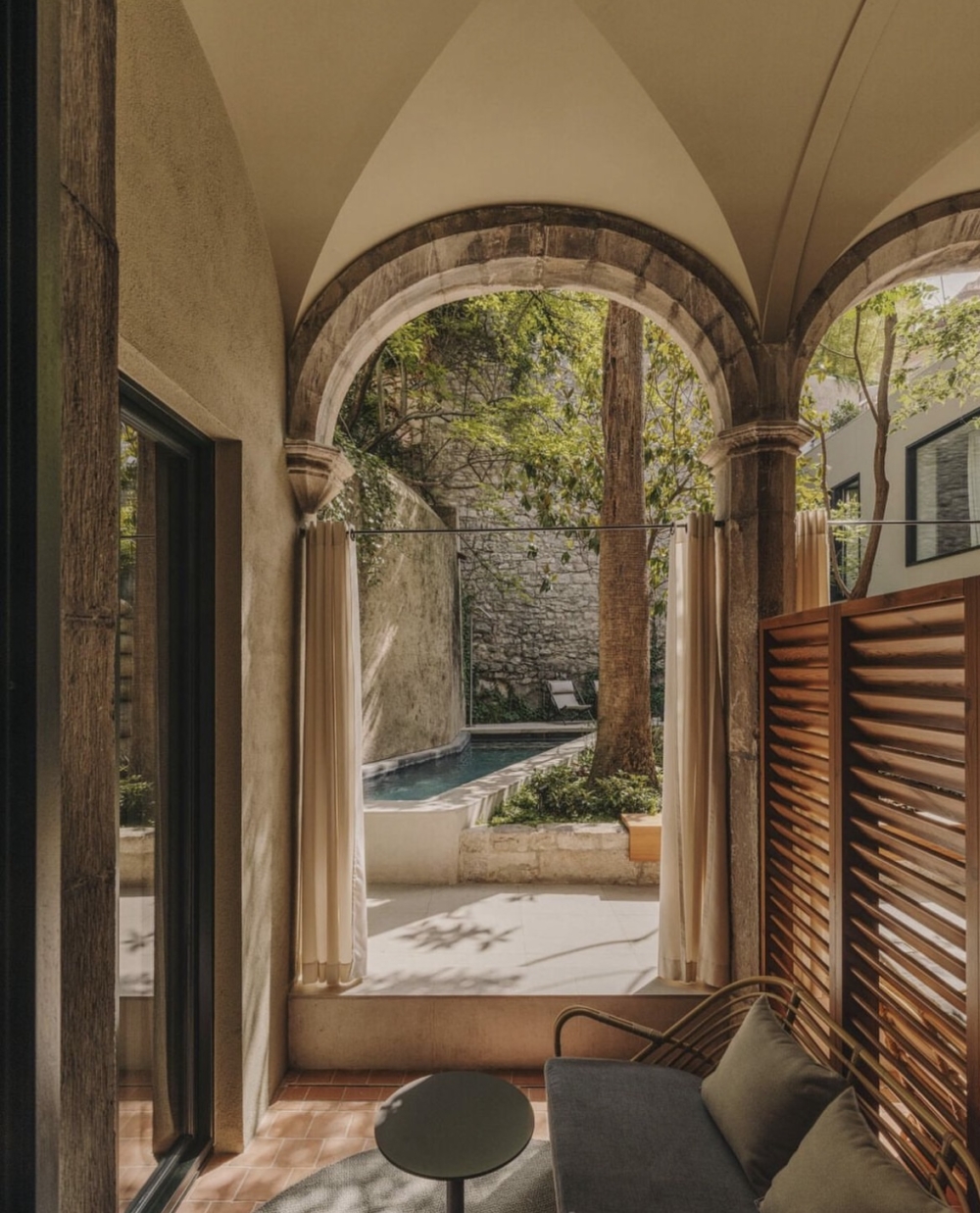 揉合了古典的建築與活力的室內裝飾元素。