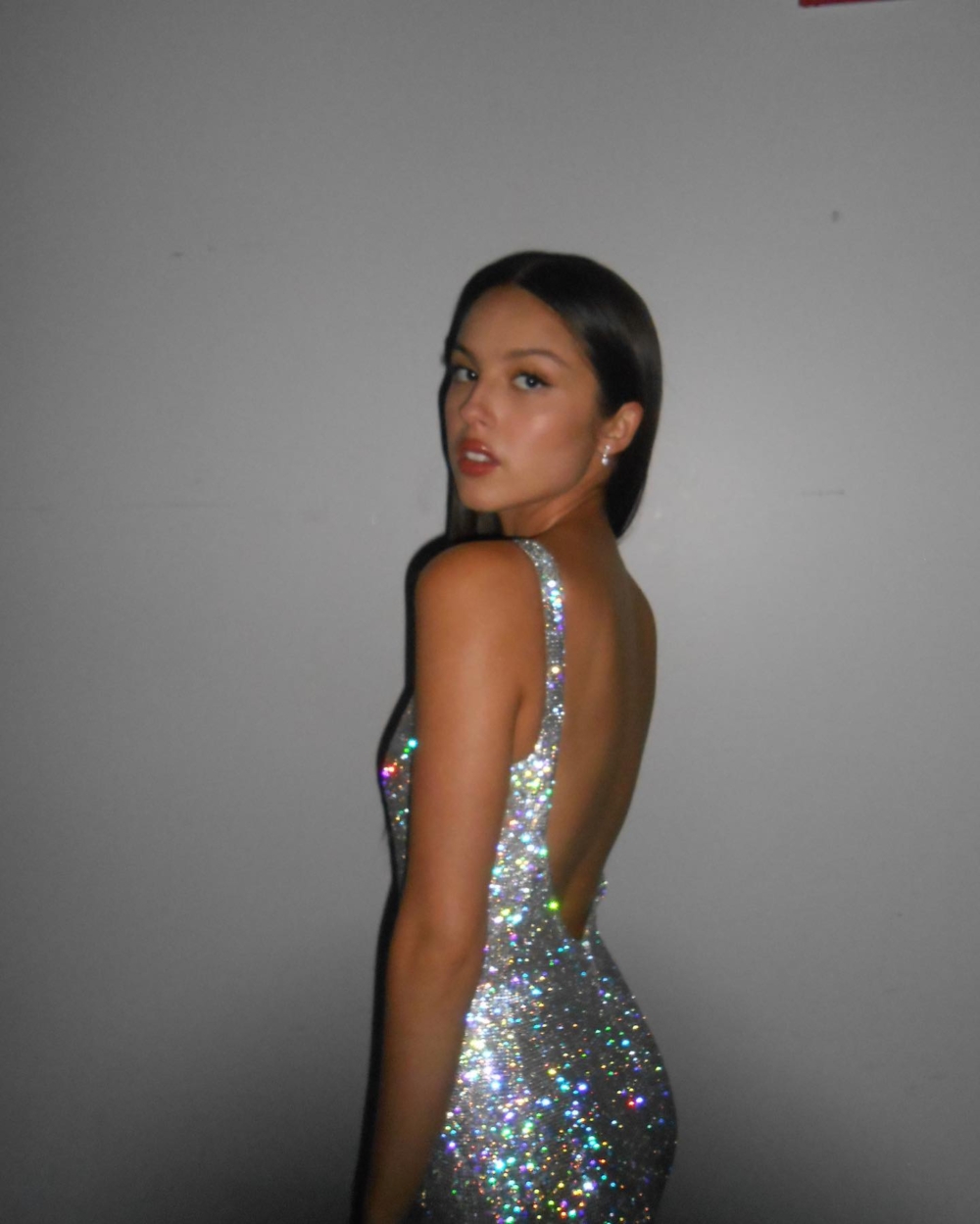 Olivia Rodrigo身穿這件鑲滿150,000顆Swarovski水晶的Ludovic de Saint Sernin連身長裙