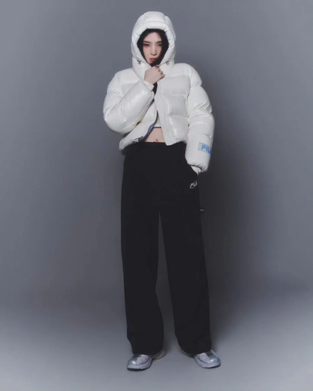 韓韶禧為代言品牌FILA拍攝宣傳形象廣告,就穿上了多款蓬鬆短版羽絨服