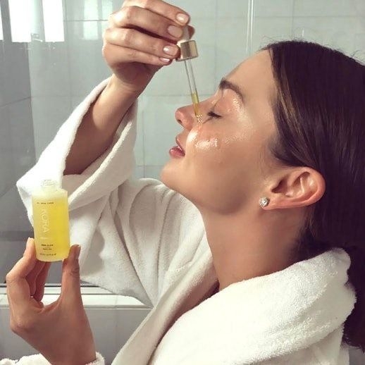 美顏油不但能滋養肌膚同時有助血液循環，打造紅潤好氣息。