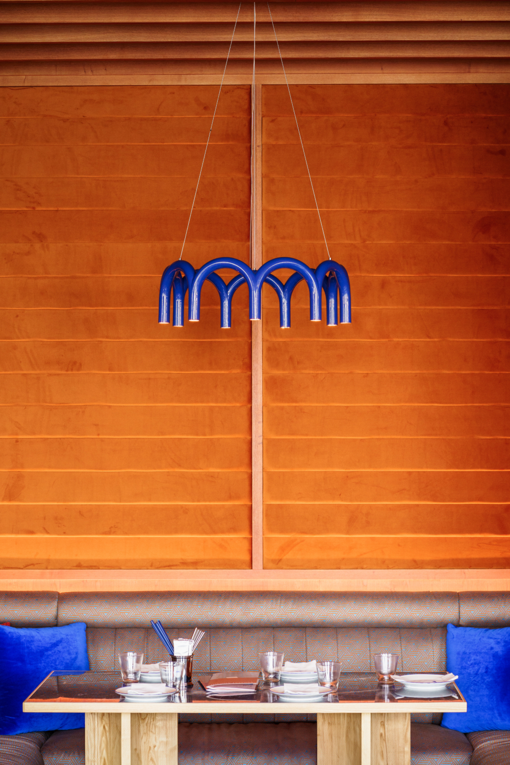 湛藍色的裝飾，為整體帶來一致性。