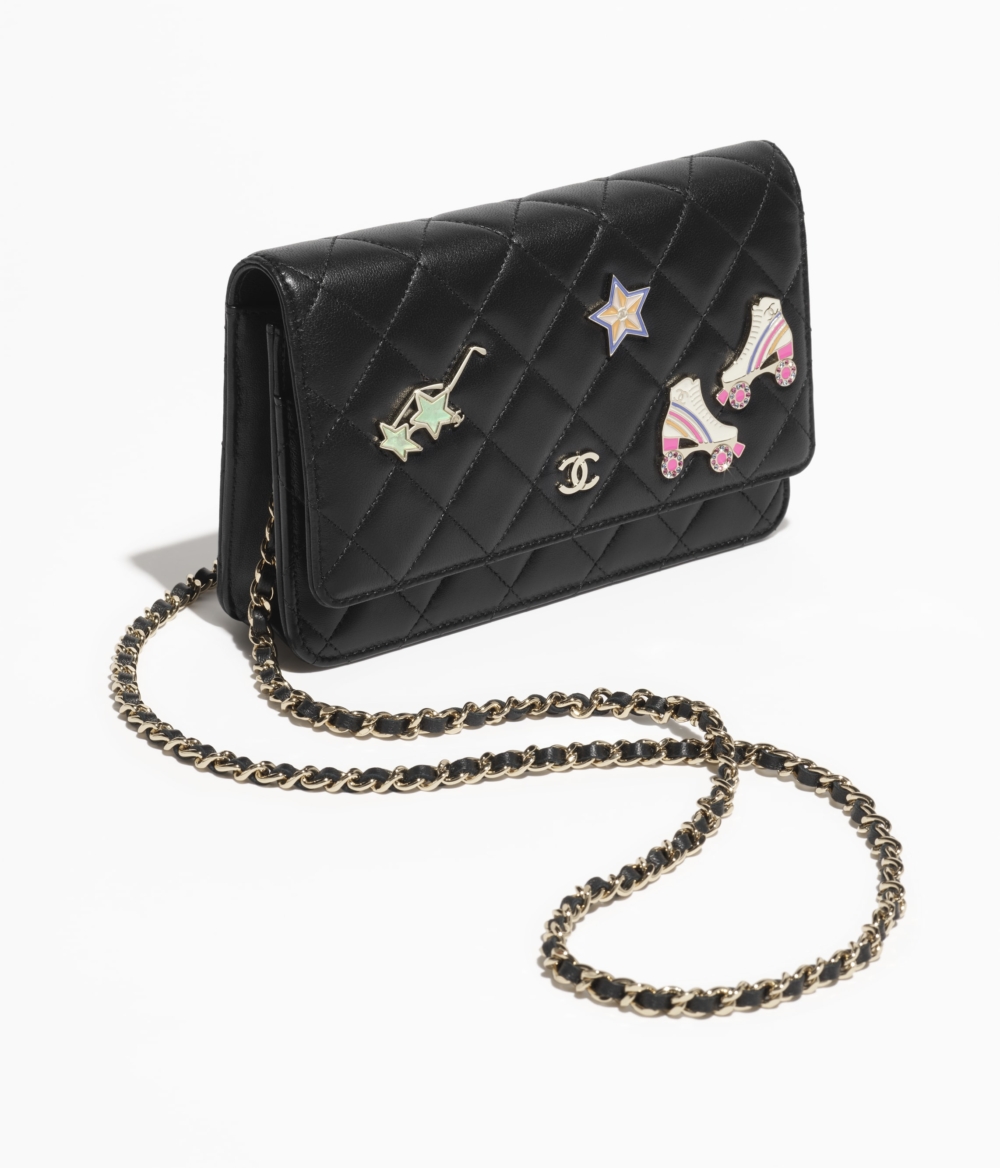 經典且百搭的黑色上點綴本季圖案元素。