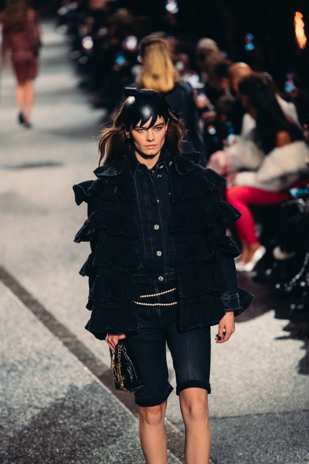 帶有搖滾風格的瀏海頭飾。 