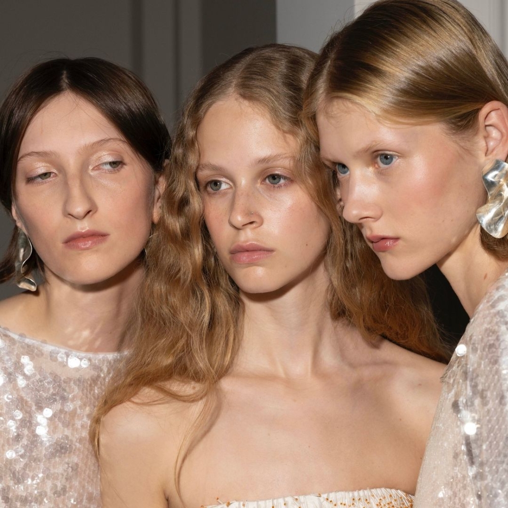 T台上極簡妝容的完美示範。