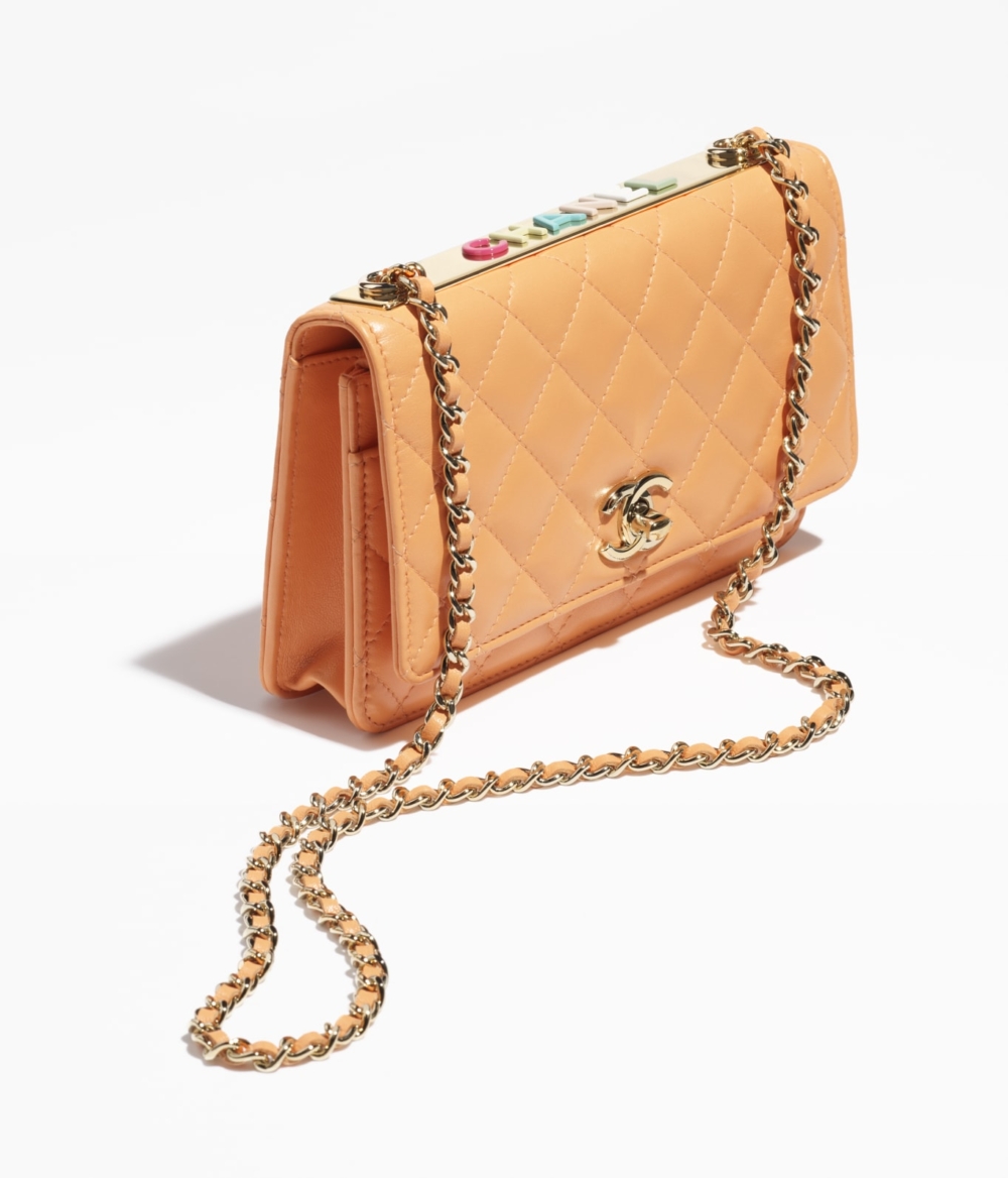 搭配繽紛亮彩的橘色調。