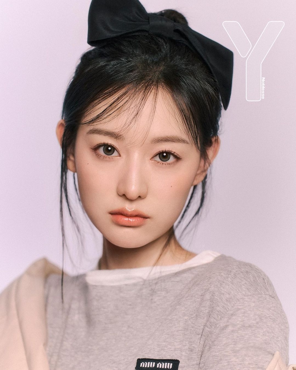 金智媛的妝容以簡約為主，膚色均勻有光澤，面部輪廓飽滿，很有Quiet Luxury的特色。