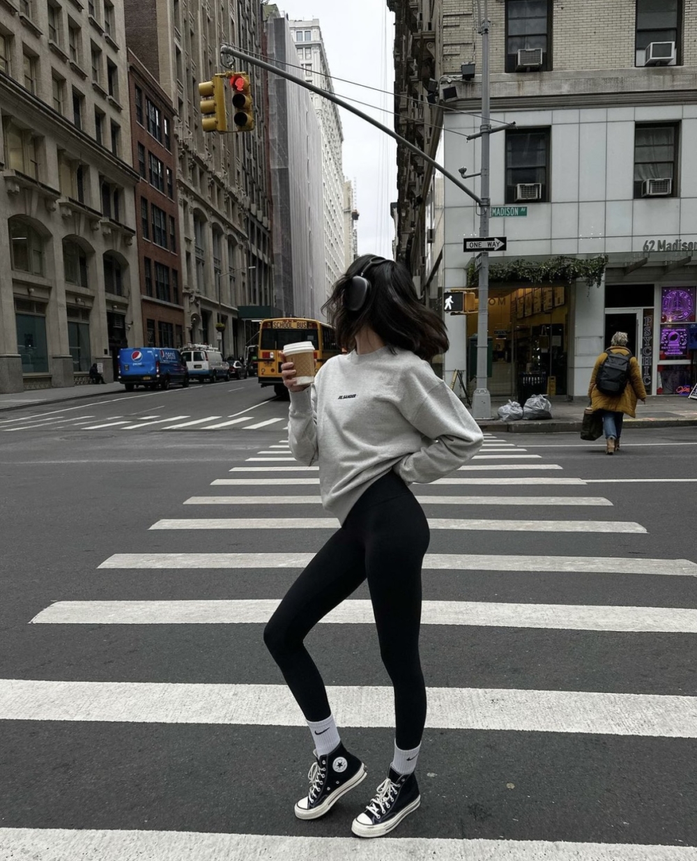 愉悅拿著愜意的咖啡在街道上捕捉。