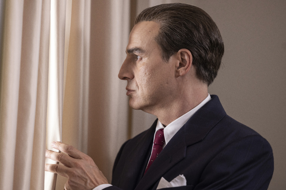 Alberto San Juan飾演Cristóbal Balenciaga。