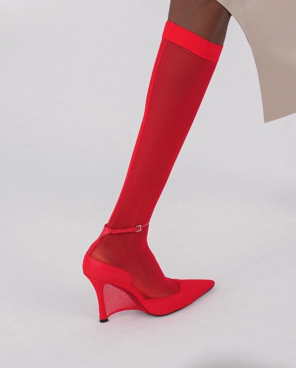 在Givenchy SS24的秀場上也有出現紅襪的造型。