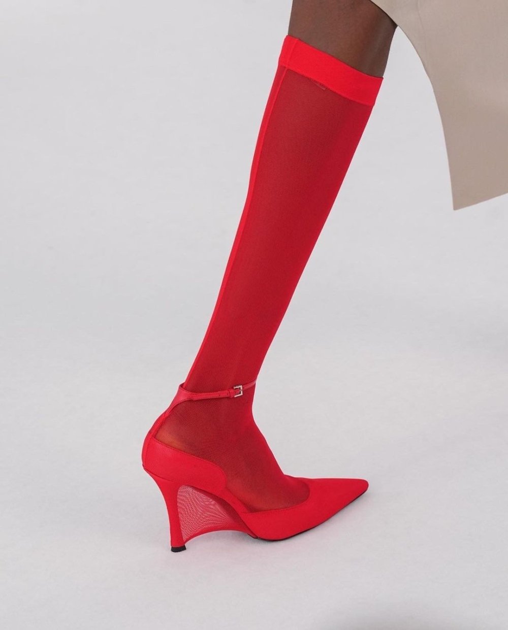 在Givenchy SS24的秀場上也有出現紅襪的造型。