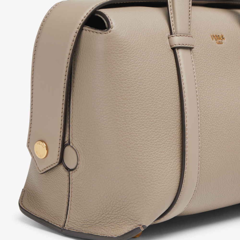 手袋簡約的風格和帶點渾圓的線條。