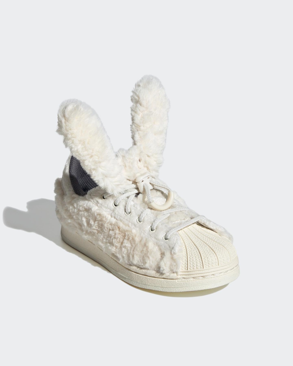 從鞋舌延伸的可拆式兔耳