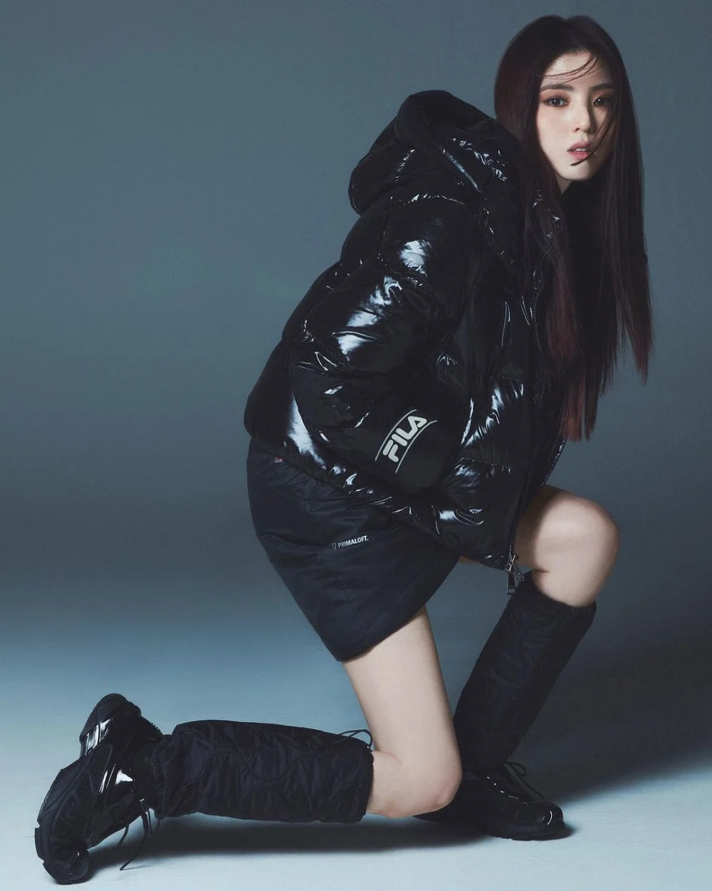 韓韶禧為代言品牌FILA拍攝宣傳形象廣告,就穿上了多款蓬鬆短版羽絨服