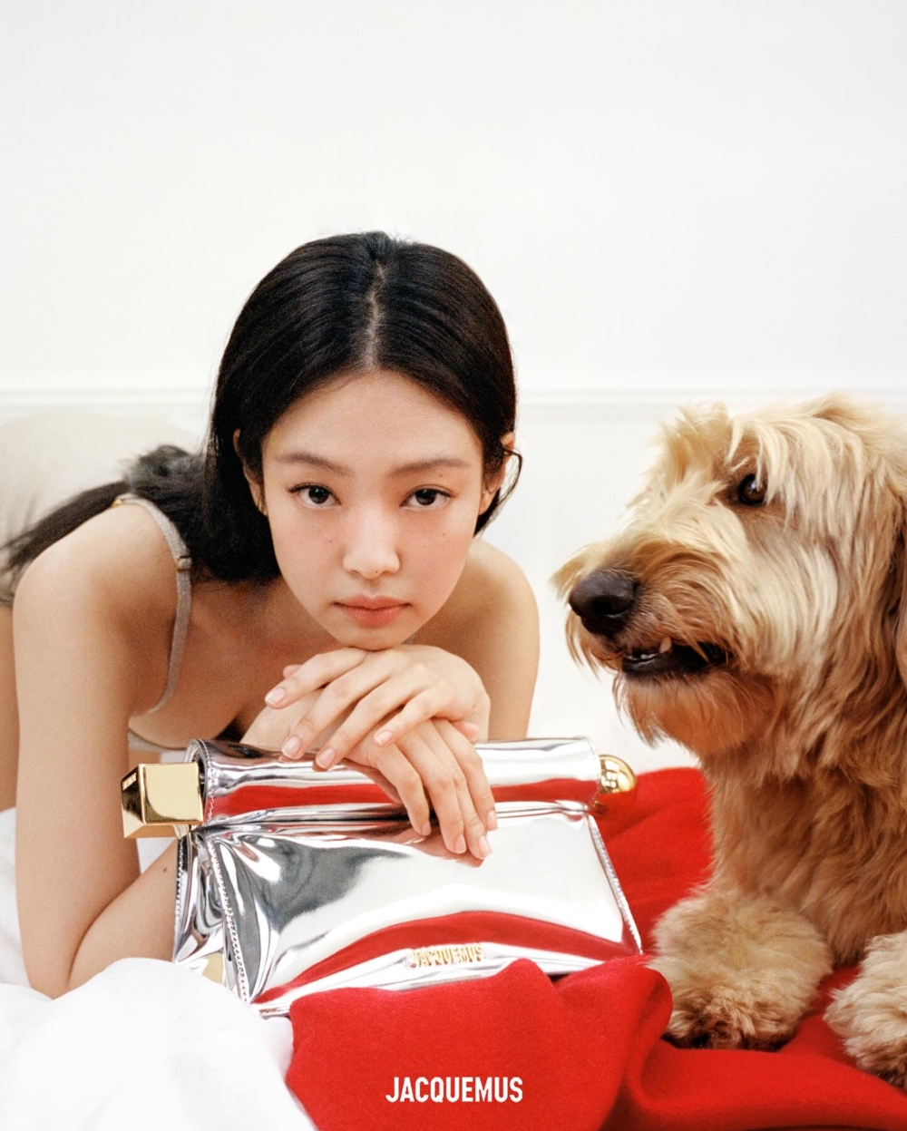 Jennie這回擔任節日系列廣告主角,一連換上多套Jacquemus衣著
