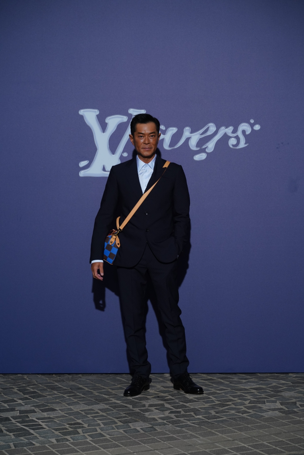 香港男神古天樂身穿黑色西裝