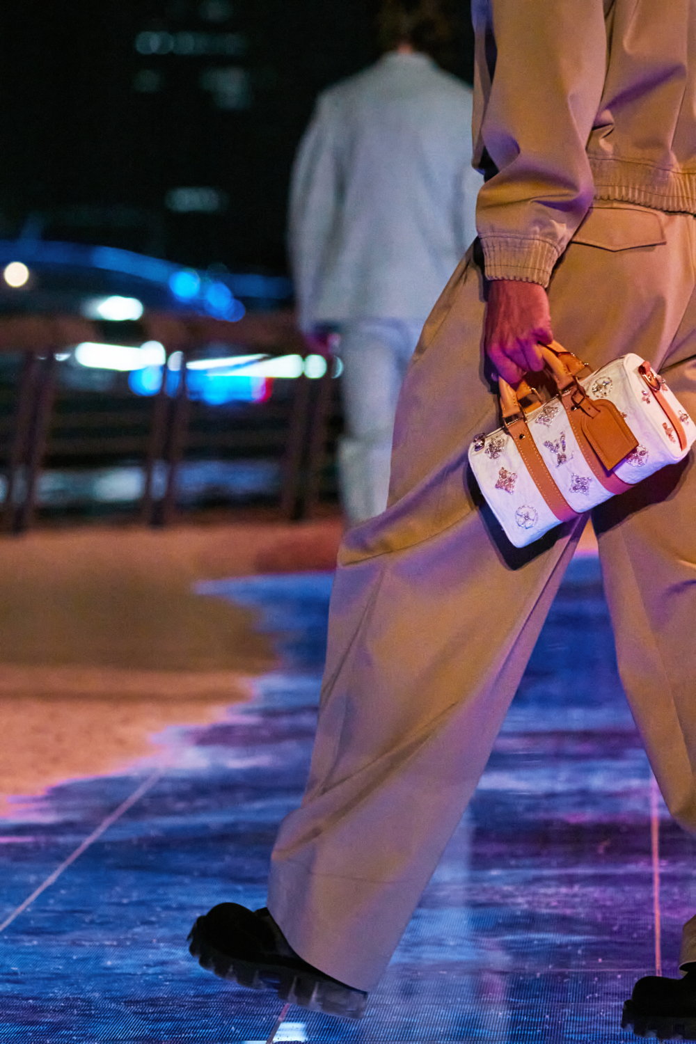 手袋捕捉海島上的夏日微風