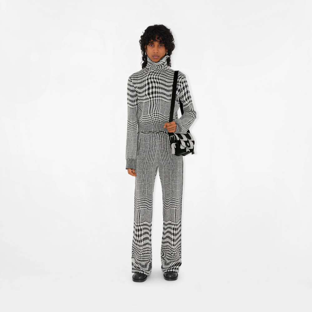 模特兒演繹Burberry Chess Satchel黑色。